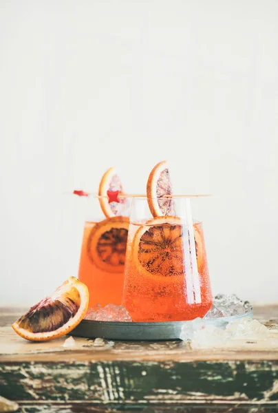 イタリア語カタルーニャを 杯氷でアルコール カクテルをさっと振りかけるし 血のオレンジ スライス — ストック写真