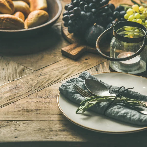 Queda Decoração Mesa Férias Prato Com Guardanapo Garfo Colher Vela — Fotografia de Stock