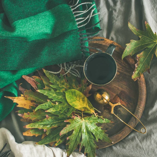 Tasse Thé Avec Tamis Feuilles Colorées Tombées Sur Plateau Bois — Photo