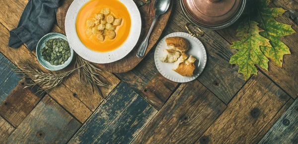 Herbst Wärmende Kürbiscremesuppe Mit Croutons Und Samen Auf Holzboden — Stockfoto