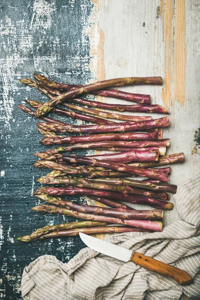 Świeże Szparagi Surowe Niegotowane Fioletowy Wierszu Nad Rustykalne Drewniane Tła — Zdjęcie stockowe
