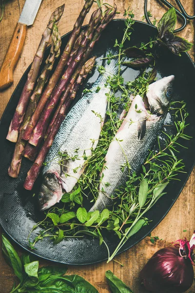 Peixe Cru Robalo Não Cozido Com Ervas Legumes Frescos Placa — Fotografia de Stock