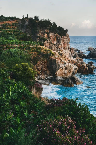 Bellissimo Paesaggio Naturale Con Mare Blu Cielo Verdi Colline Con — Foto Stock