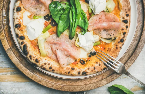 Versgebakken Pizza Met Gerookte Turkije Ham Olijven Artisjokken Roomkaas Bladeren — Stockfoto