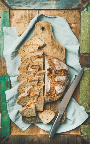 Versgebakken Zuurdesem Brood Tarwe Brood Gehalveerd Snijd Plakjes Aan Boord — Stockfoto