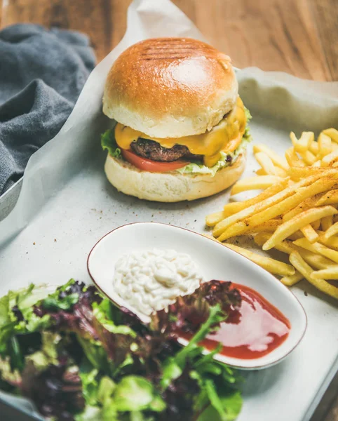 Jantar Hambúrguer Clássico Carne Vaca Hambúrguer Caseiro Com Batatas Fritas — Fotografia de Stock