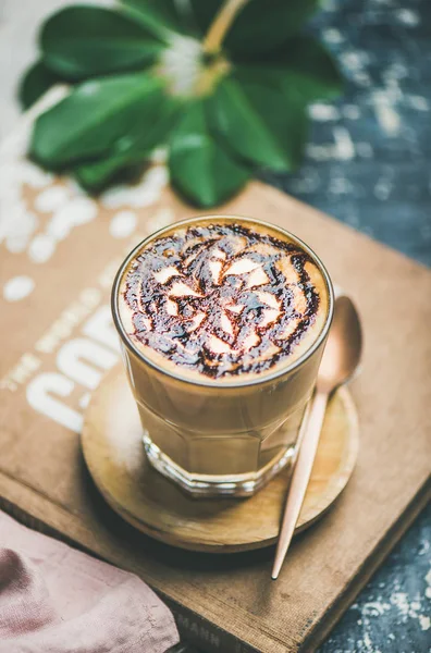 Kopi Latte Klasik Dengan Pola Saus Coklat Dalam Gelas Tinggi — Stok Foto