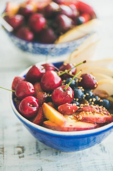 Gezond Ontbijt Smoothie Bowl Met Vers Fruit Bessen Honing Houten — Stockfoto