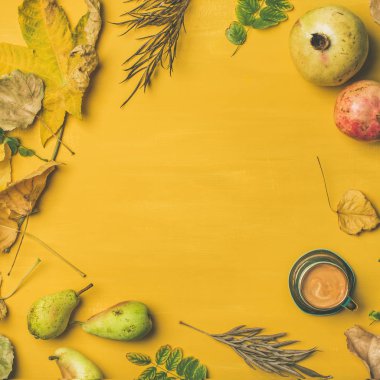 Sonbaharda hasat meyve, espresso fincan ve yaprakları sarı hardal tablo üzerinde