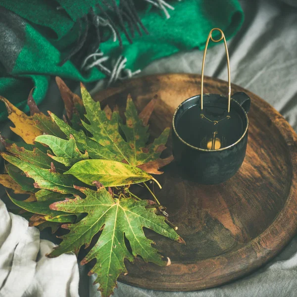 Чашка Чая Сито Опавшие Листья Деревянном Подносе Поверх Постельного Белья — стоковое фото