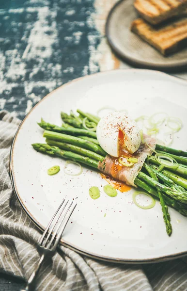 Espárragos Verdes Con Huevo Cocido Puerro Tocino Servidos Plato Blanco — Foto de Stock