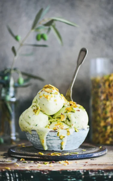 Μπολ Παγωτό Φυστίκι Πράσινα Φυστίκια Αιγίνης Στον Πάγκο Κουζίνας Ξύλινα — Φωτογραφία Αρχείου
