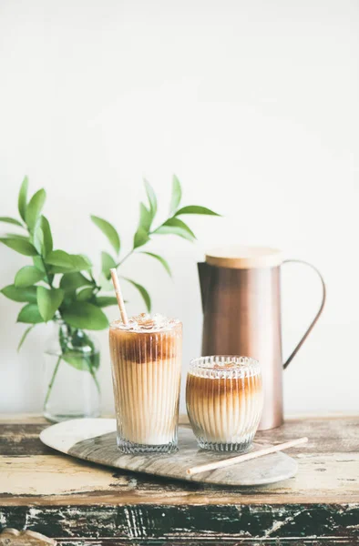 Café Gelado Copos Com Leite Palhas Bordo Sobre Mesa Madeira — Fotografia de Stock