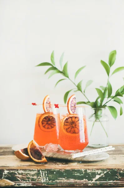 Dwie Szklanki Alkoholu Włoski Aperol Spritz Koktajl Lodu Plasterki Pomarańcza — Zdjęcie stockowe
