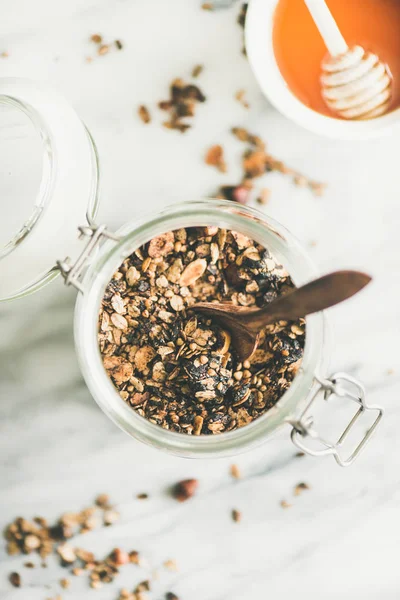 Cam açık renkli mermer üzerine fındık ile buğday ve çikolata granola