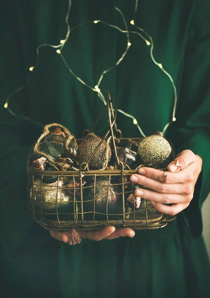 Mand Vol Met Kerstmis Nieuwjaar Boom Gouden Vintage Decoratie Speelgoed — Stockfoto