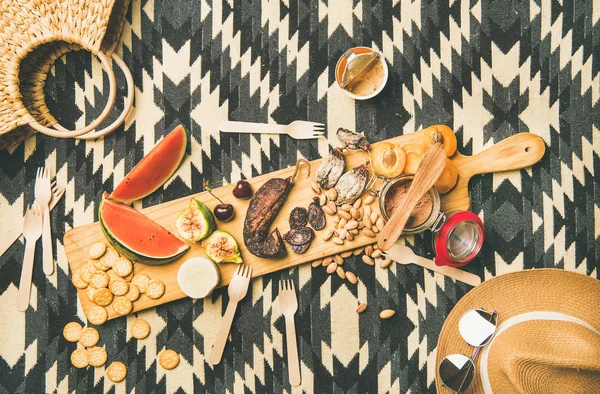 新鮮なフルーツ スモーク ソーセージ ナッツ チーズ パテの木クラッカー基板リネン毛布背景 — ストック写真