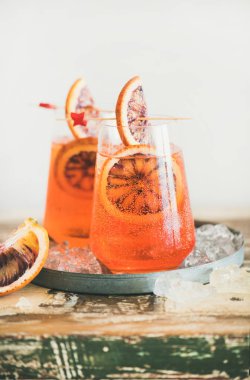 İtalyan Aperol Spritz alkol kokteyli buz ve kan portakal dilimleri