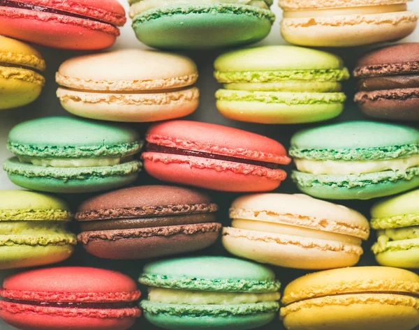 Słodkie Kolorowe Makaronik Francuskie Ciasteczka Ułożone Rzędach — Zdjęcie stockowe