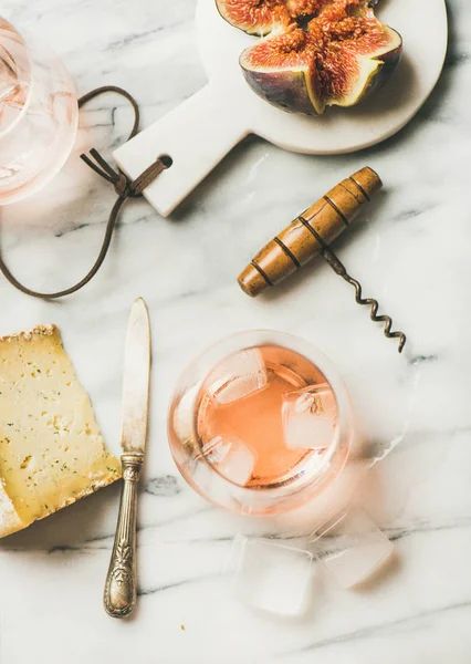 Glas Rosenwein Mit Eiswürfeln Käse Und Frischen Feigen Bord Über — Stockfoto