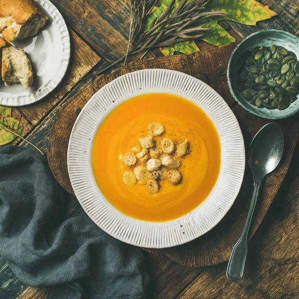 Sopa Creme Abóbora Aquecimento Queda Com Croutons Sementes Bordo Sobre — Fotografia de Stock