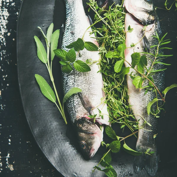 Ryby Syrové Syrového Mořčák Zelené Bylinky Tmavě Deska Nad Rustikální — Stock fotografie