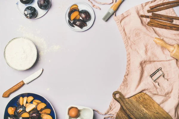 Tozlu Pembe Keten Önlük Mutfak Gereçleri Şeker Erik Yumurta Baharatları — Stok fotoğraf