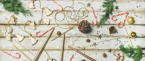 Muster Von Weihnachtsdekorationsobjekten Spielzeug Kerzen Zuckerstangen Ästen Auf Weißem Hintergrund — Stockfoto