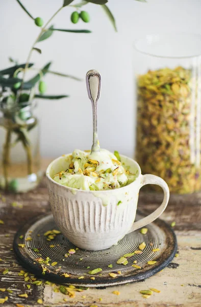 Helado Pistacho Casero Taza Cerámica Con Nueces Pistacho Verdes Mostrador —  Fotos de Stock