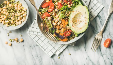 Vegan yemek kase. Avokado, tahıl, fasulye, Brüksel lahanası, Yeşiller ve sebzelerin üzerine mermer arka plan ile akşam yemeği