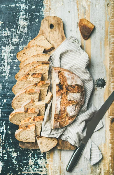 Versgebakken Zuurdesem Brood Tarwe Brood Gehalveerd Snijd Plakjes Aan Boord — Stockfoto