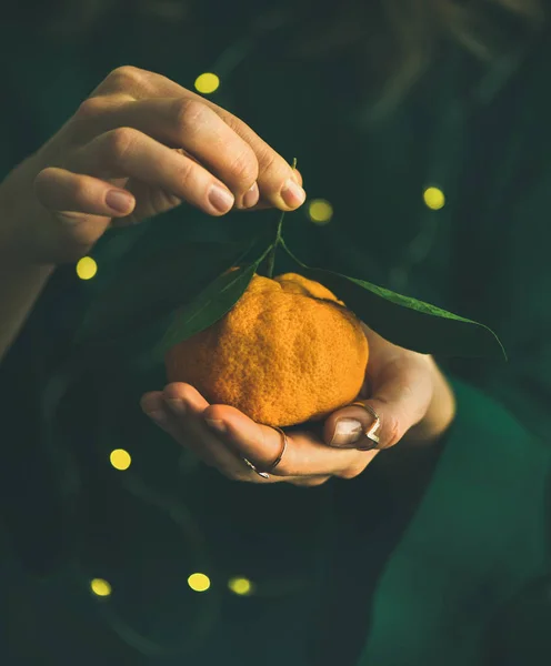 Fresh Raw Tangerine Citrus Fruit Leaves Hands Girl Wearing Green — Stock Photo, Image
