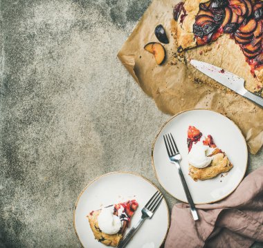 Erik galetta tatlı pasta gri beton arka plan üzerinde beyaz tabaklar içinde