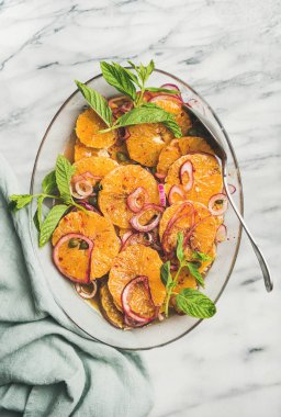 Akdeniz meze Aperatif. Beyaz mermer masa üzerinde taze turuncu, turşu soğan ve kapari salatası