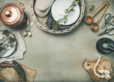 Minimalist arka plan yemek yiyecek. Çeşitli mutfak eşyaları, bakır Tencere, gri beton tezgah arka plan üzerinde vintage çatal bıçak takımı