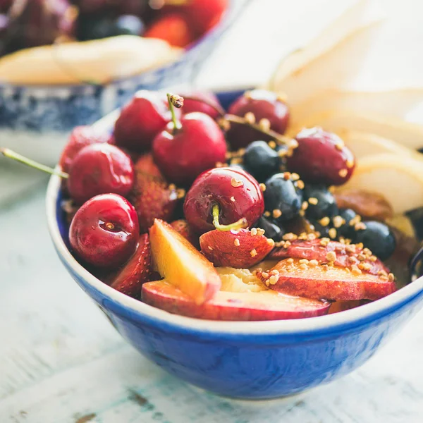 Healthy Smoothie Bowl Fresh Fruit Berries Bee Pollen Honey Blue — Stock Photo, Image