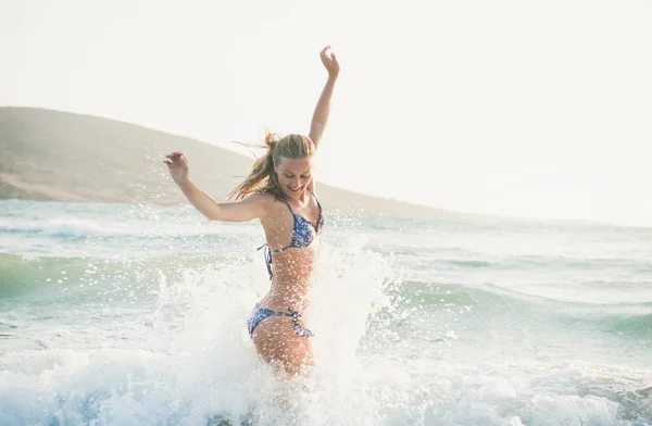 Jovem Mulher Loira Bonita Turista Maiô Pulando Divertindo Águas Onduladas — Fotografia de Stock