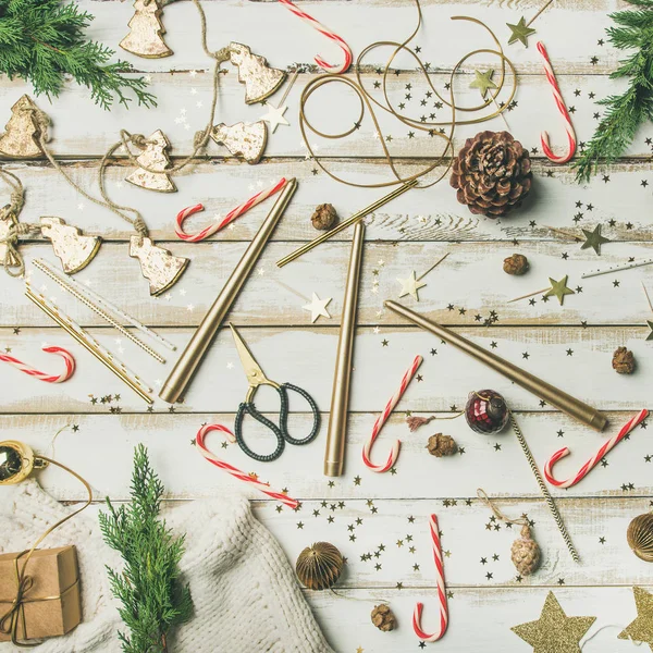 クリスマスや新年の祝賀会の準備を 休日の装飾オブジェクト おもちゃ キャンドル キャンディの杖 白い背景の上の木の枝 — ストック写真