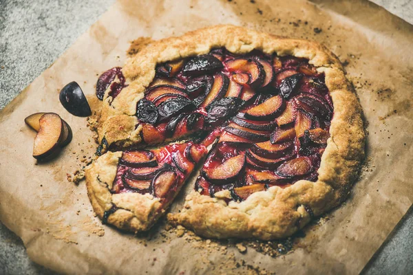 Tondo Prugna Galetta Dolce Torta Carta Forno Sfondo Grigio Cemento — Foto Stock