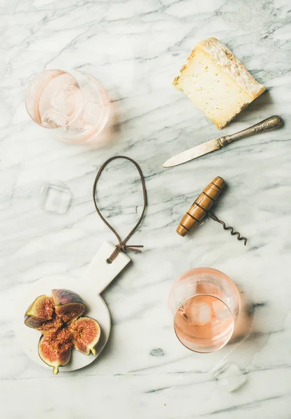 Glas Rosenwein Mit Eiswürfeln Käse Und Frischen Feigen Vor Marmorhintergrund — Stockfoto