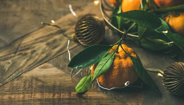 Christmas New Year Table Fresh Ripe Tangerines Leaves Tray Decoration — Stock Photo, Image