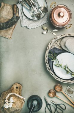 Minimalist arka plan yemek yiyecek. Çeşitli mutfak eşyaları, bakır Tencere, gri beton tezgah arka plan üzerinde vintage çatal bıçak takımı