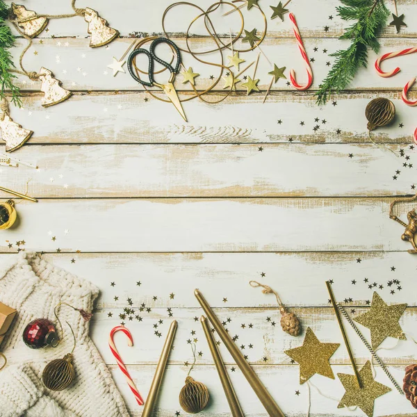 Příprava Vánoční Nebo Novoroční Večírek Holiday Dekorace Hračky Svíčky Lana — Stock fotografie