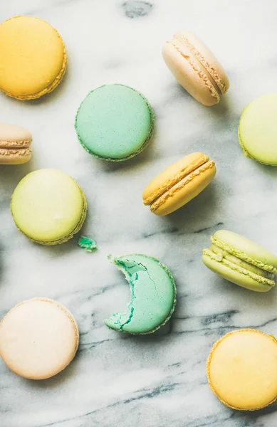 Galletas Macarrón Francés Colores Dulces Sobre Fondo Mármol Gris —  Fotos de Stock