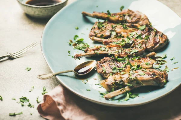 Dîner Viande Côtes Agneau Grillées Persil Vert Sauce Dans Une — Photo