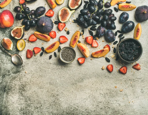 Gesunde Frühstücksvielfalt Herbst Griechischer Joghurt Frisches Obst Chiasamen Schüssel Vor — Stockfoto