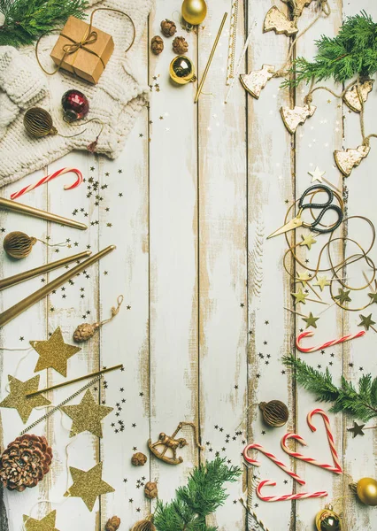 クリスマスや新年のパーティーのための準備 休日の装飾のおもちゃ ロープ 木の枝 セーター 白い背景の上のキャンデー杖 — ストック写真