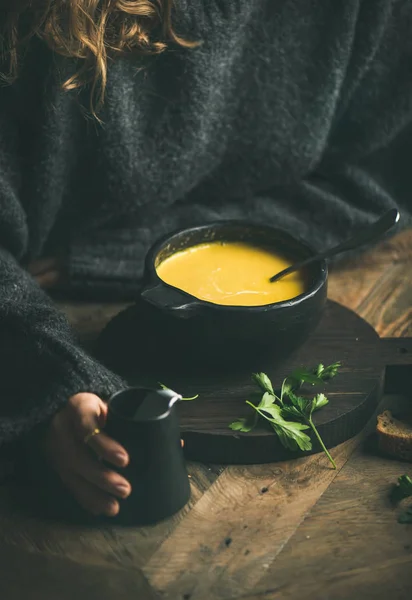 Wanita Dalam Sweater Musim Dingin Abu Abu Gelap Makan Jagung — Stok Foto