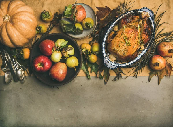感恩节餐桌 烤鸡肉或火鸡 秋季水果 Pumpking 叶子装饰黄色亚麻桌子赛跑者在灰色具体背景 — 图库照片