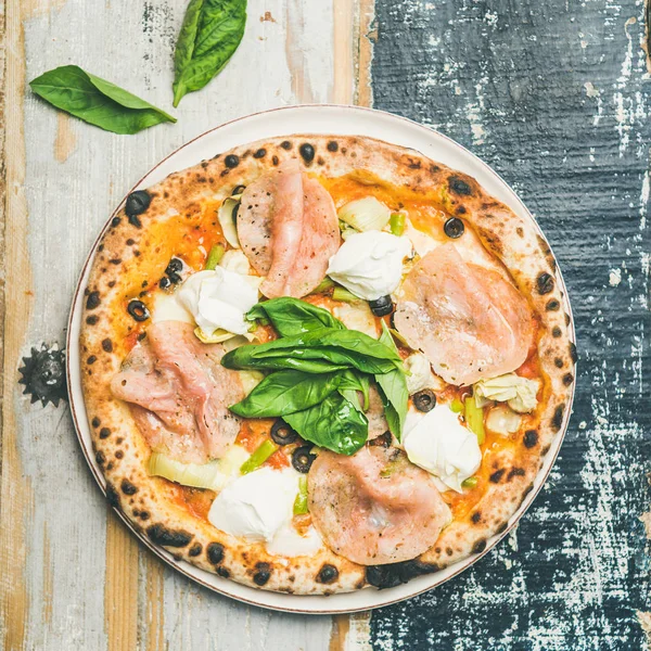 Frisch Gebackene Pizza Mit Artischocken Geräuchertem Putenschinken Oliven Frischkäse Und — Stockfoto